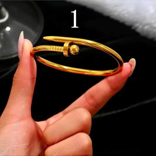 Europe and the United States hot stainless steel four-leaf clover lucky bracelet fashion women's nail bracelet gold bangles Jewellery Accessory