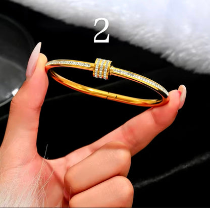 Europe and the United States hot stainless steel four-leaf clover lucky bracelet fashion women's nail bracelet gold bangles Jewellery Accessory